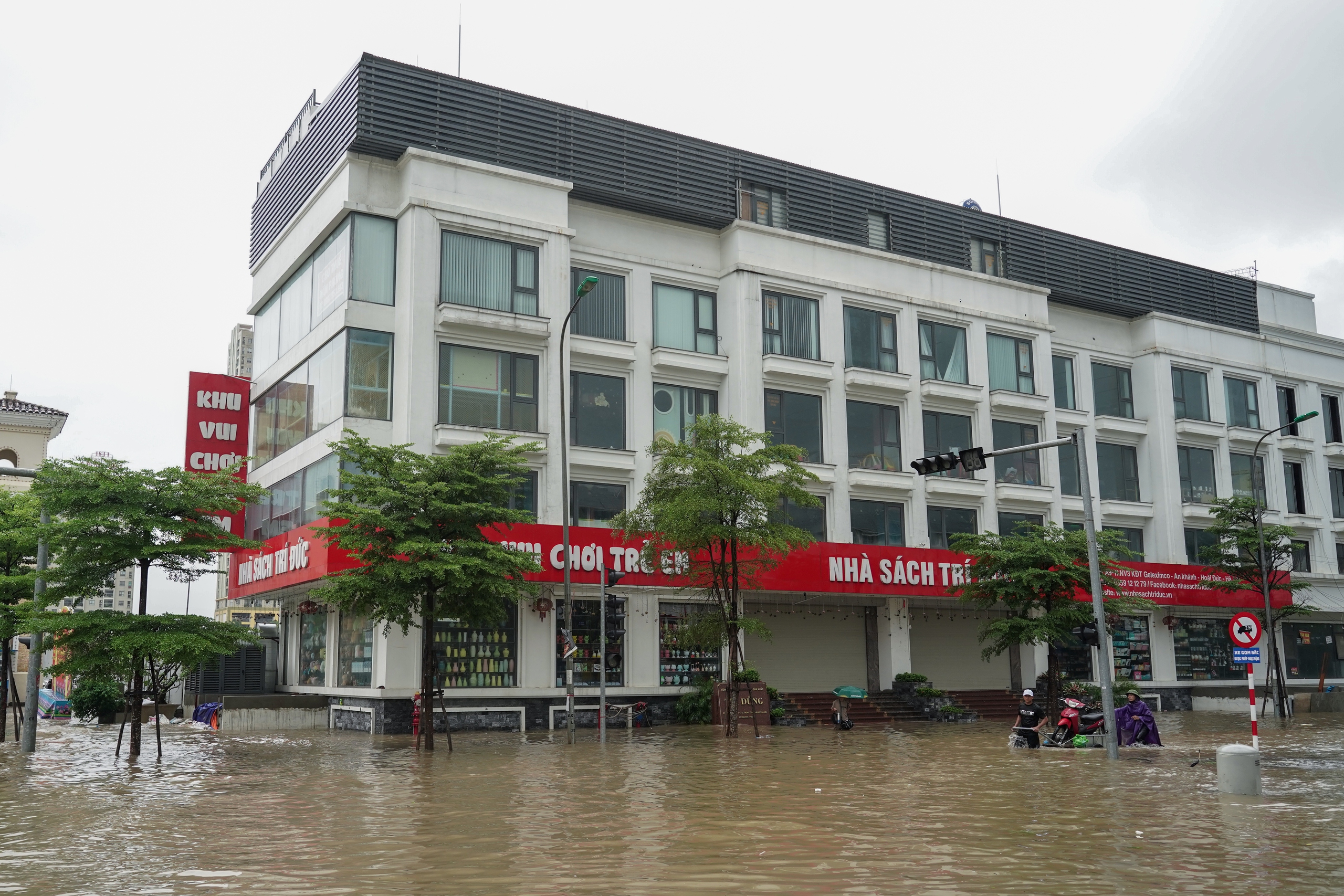 Cảnh đi thuyền, kéo xe tự chế tại khu đô thị triệu USD nhưng hễ mưa là ngập ở Hà Nội - Ảnh 8