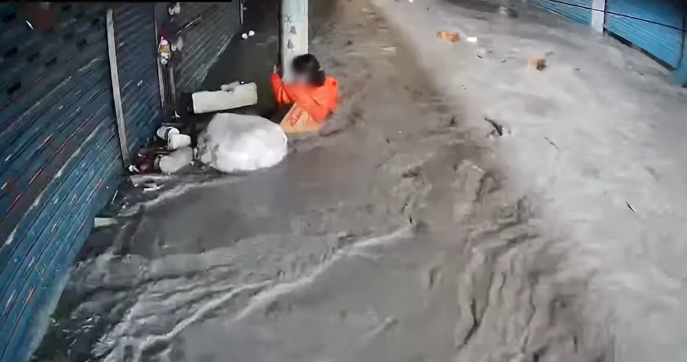 Clip kinh hoàng trong siêu bão Ragasa: Dòng bùn cuồn cuộn đổ ập khiến cả thị trấn chìm trong biển nước, người dân bám cột điện cầu cứu - Ảnh 5