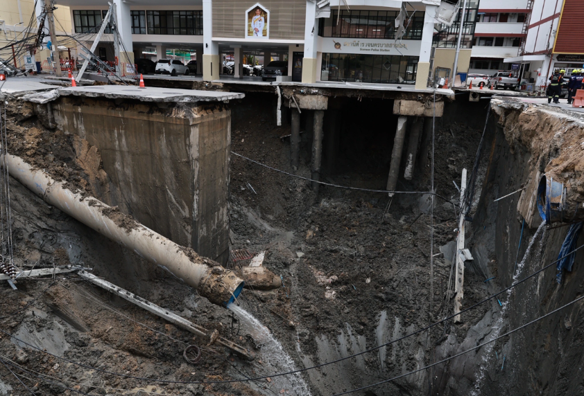 Vụ "hố tử thần" sâu 50m giữa lòng Bangkok: Hơn 50.000 bao cát được dùng để lấp khe hở, hé lộ nguyên nhân ban đầu - Ảnh 1