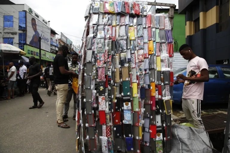 Không dễ như Việt Nam, ở quốc gia này iPhone là biểu tượng "quyền quý": Để dành 40 tháng lương mới mua nổi - Ảnh 7