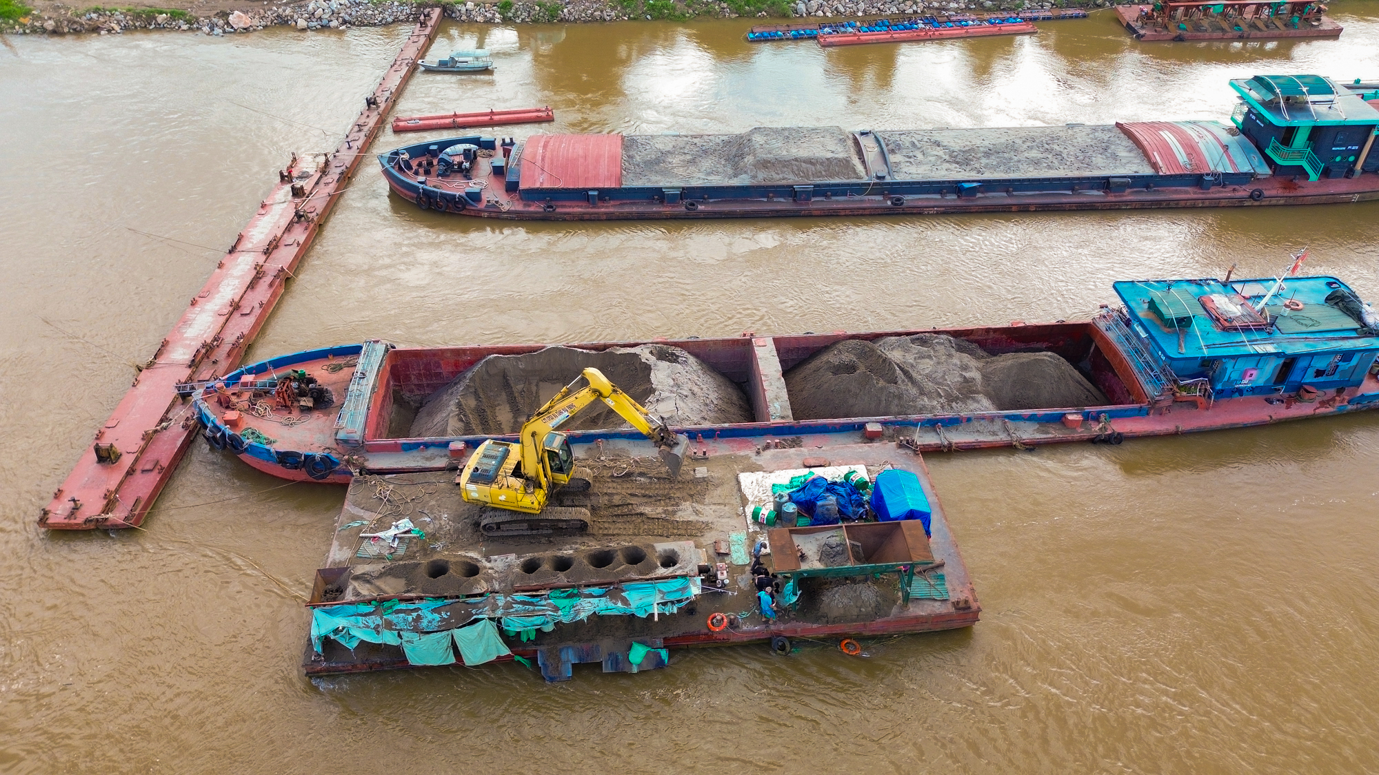 Toàn cảnh công trường xây cầu có trụ cao nhất, nhịp chính dài thứ 2 Việt Nam kết nối đại dự án “nóng” bậc nhất của tỷ phú Phạm Nhật Vượng - Ảnh 9