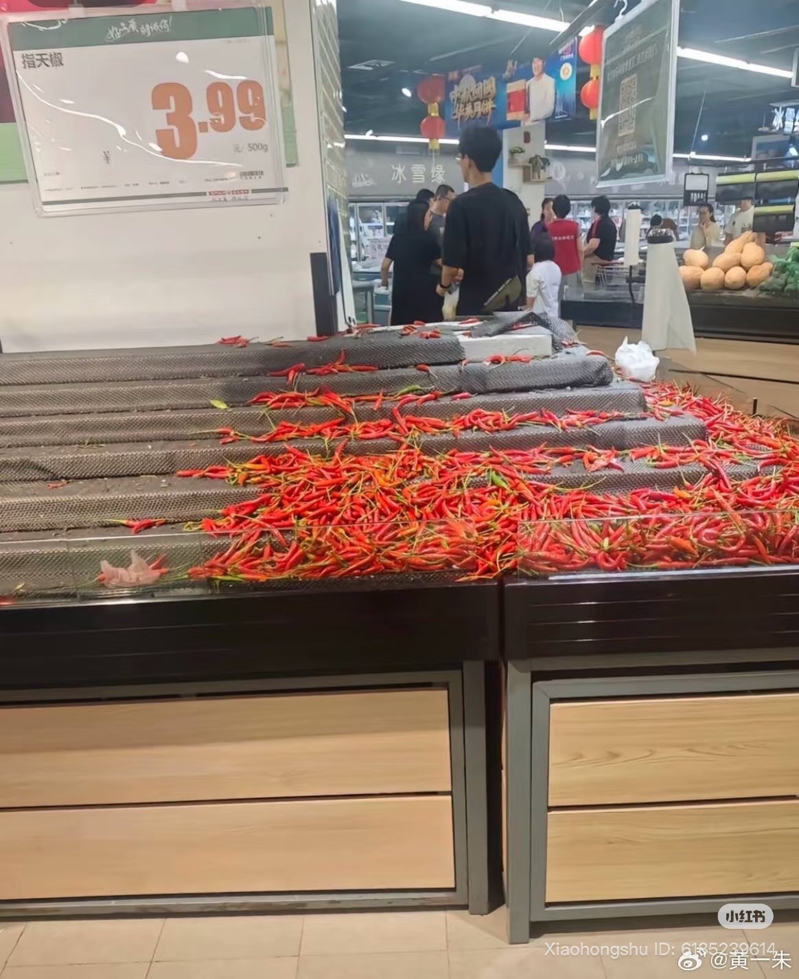 Siêu thị Trung Quốc trước siêu bão Ragasa: Kệ hàng trống trơn nhưng 3 loại rau vẫn "ế chỏng chơ", netizen thắc mắc lý do - Ảnh 9