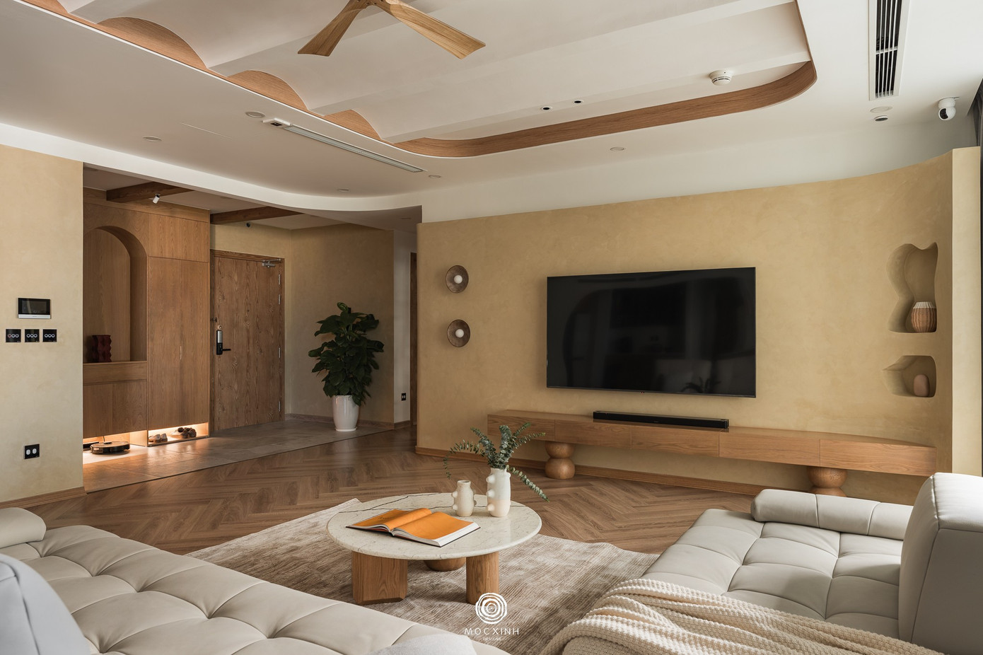 Đập thông hai căn hộ tạo nên không gian 260m2 rộng mở - Ảnh 1