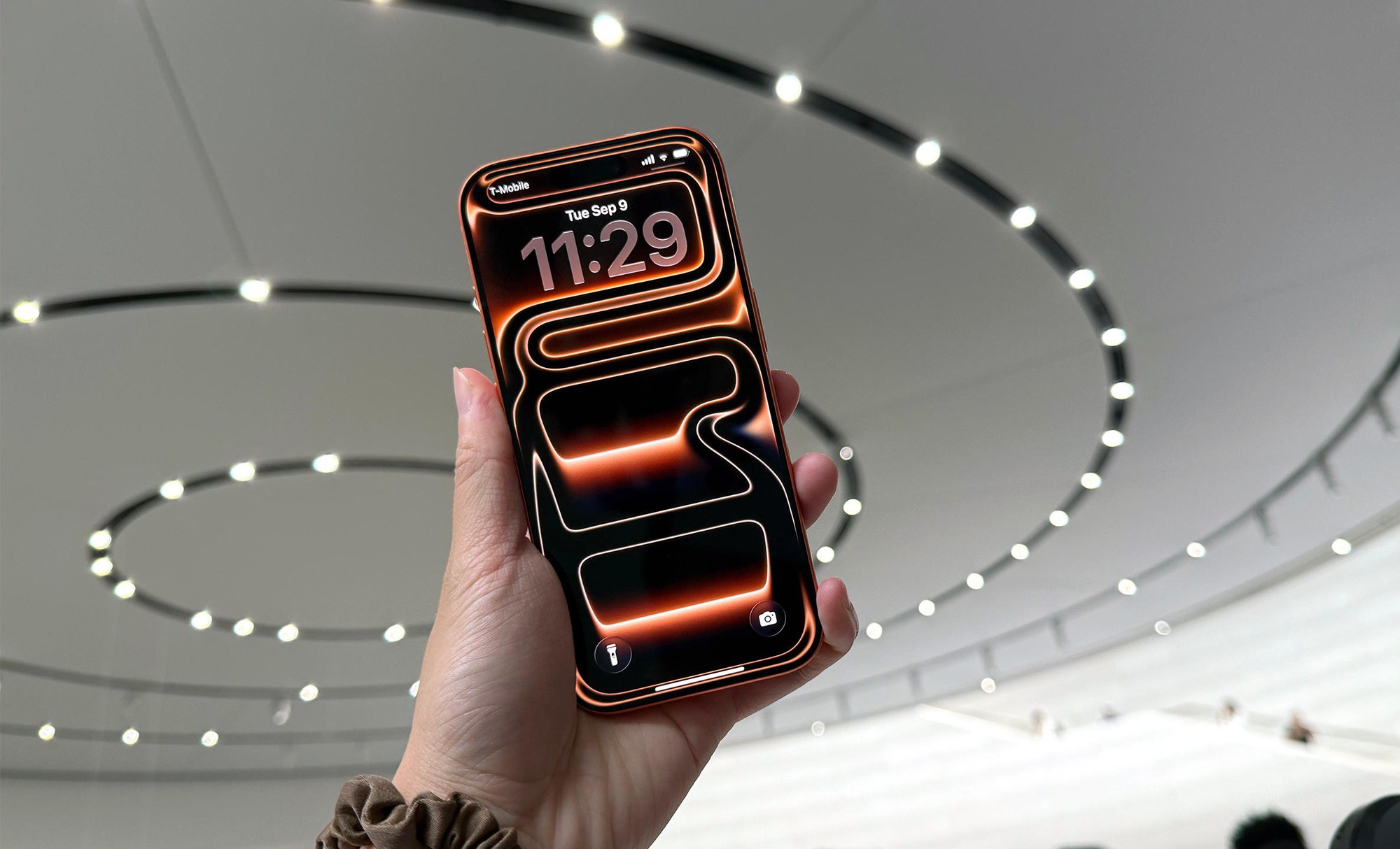 iPhone 17 Pro Max chính thức ra mắt: Thiết kế mới gây tranh cãi, giá tăng lên mức từ 38 triệu, Việt Nam mở bán sớm nhất cùng các thị trường top đầu - Ảnh 2