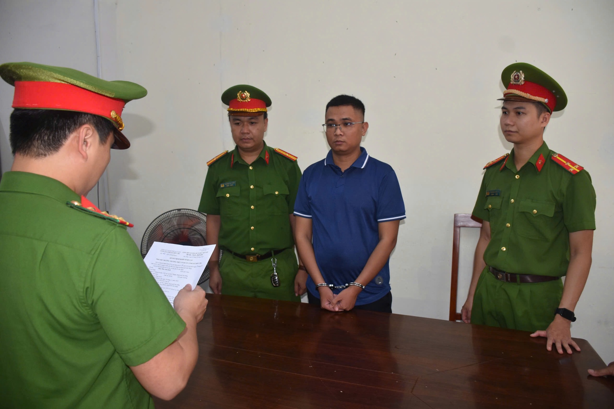 Bắt cựu nhân viên ngân hàng ở Đà Nẵng - Ảnh 1