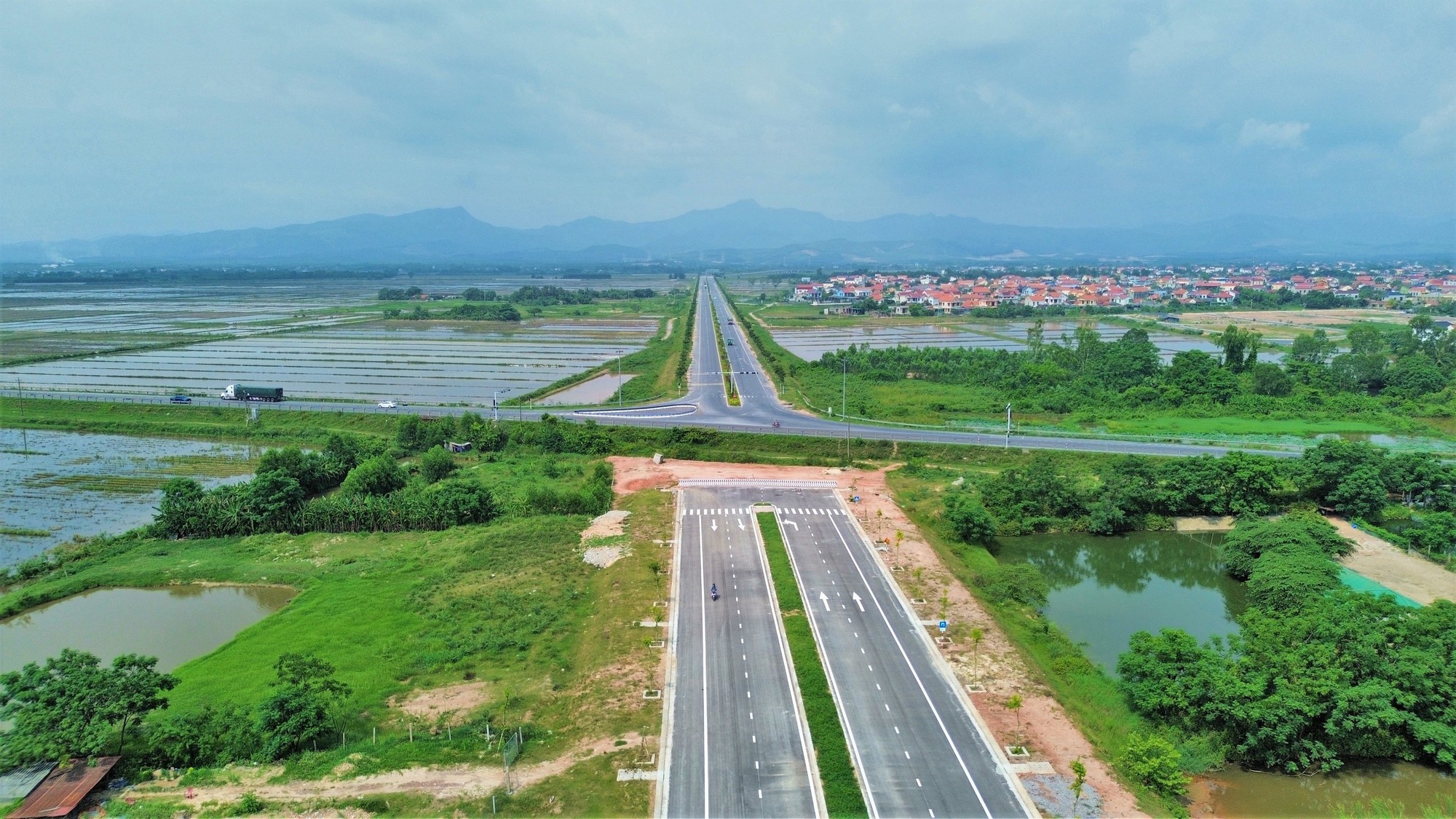 Nút giao Điện Biên Phủ ách tắc nhiều năm ở Đồng Hới được “giải cứu” như thế nào? - Ảnh 1