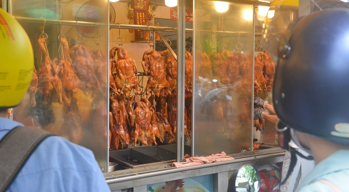 Tiệm vịt quay ở TP.HCM hốt bạc dịp 2/9, doanh thu cả trăm triệu đồng - Ảnh 2