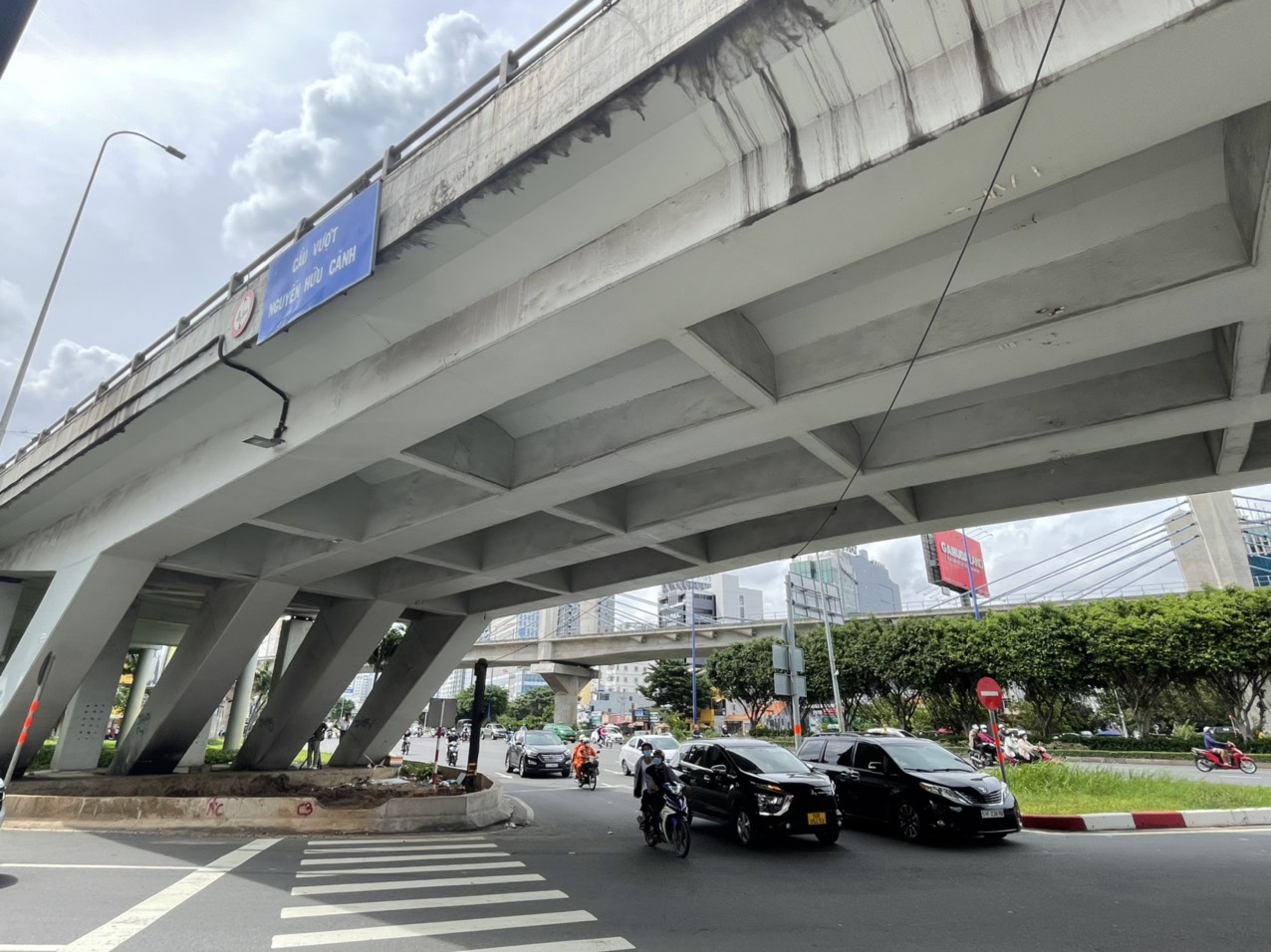 Vì sao TP HCM kiến nghị cho phép sử dụng không gian dưới dạ cầu phục vụ mục đích công cộng? - Ảnh 1