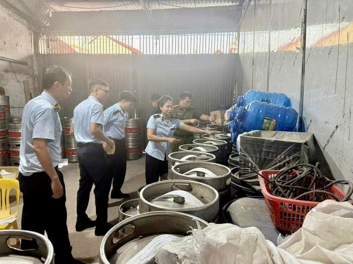 Công an điều tra vụ sản xuất bia hơi giả mạo nhãn hiệu - Ảnh 1