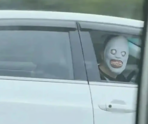 Đeo mặt nạ kinh dị hù hoạ trên đường cao tốc, 1 giáo viên bị công an triệu tập khẩn cấp - Ảnh 1