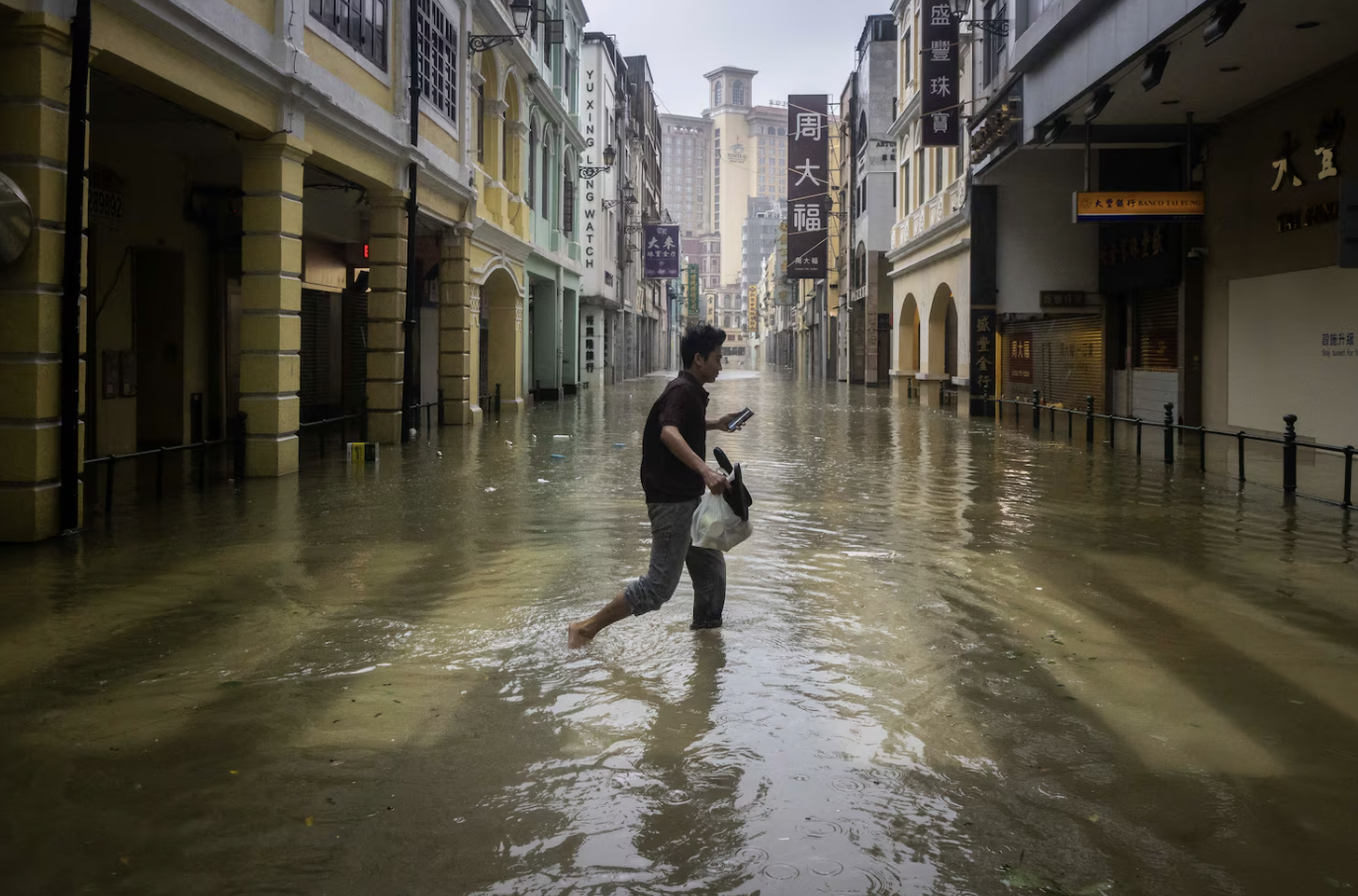 Ragasa đi qua để lại gì: Khung cảnh buồn của những đống hoang tàn ngổn ngang sau cơn bão mạnh nhất năm 2025 - Ảnh 2