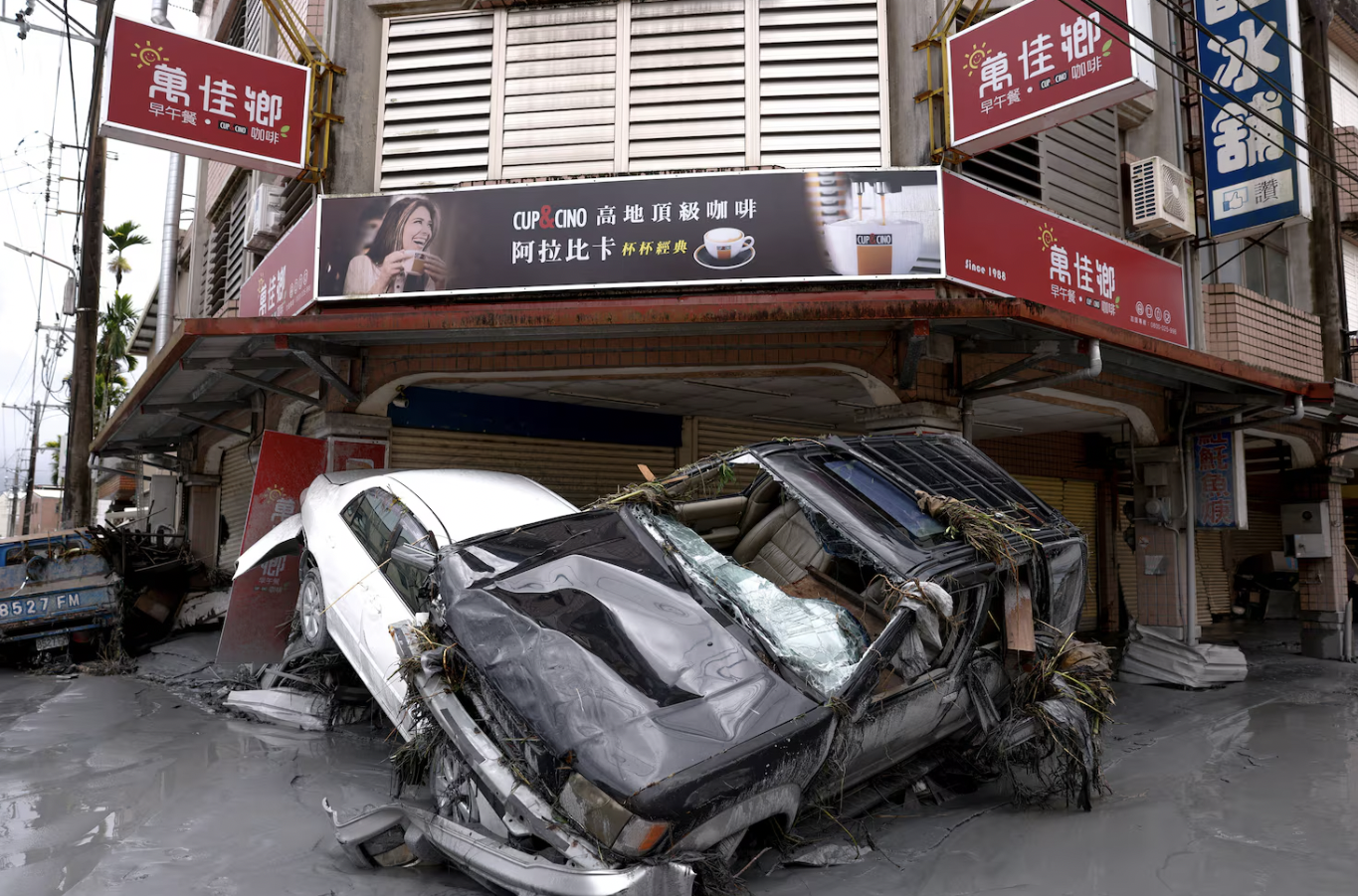 Ragasa đi qua để lại gì: Khung cảnh buồn của những đống hoang tàn ngổn ngang sau cơn bão mạnh nhất năm 2025 - Ảnh 1