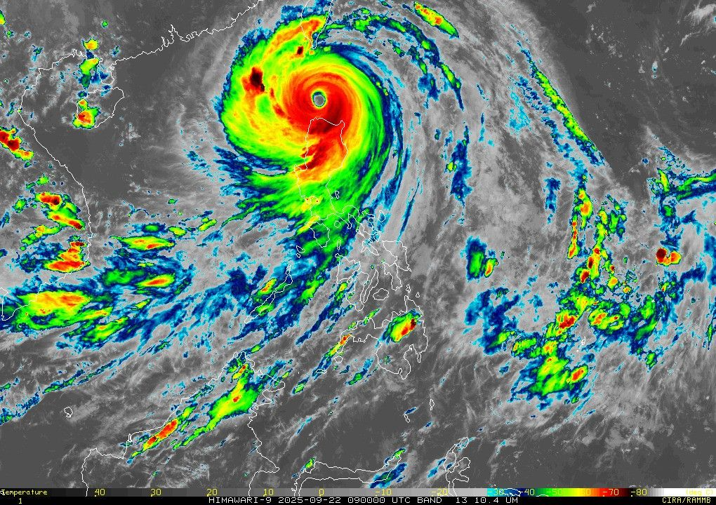 Siêu bão Ragasa quần thảo Philippines, toàn khu vực báo động - Ảnh 1