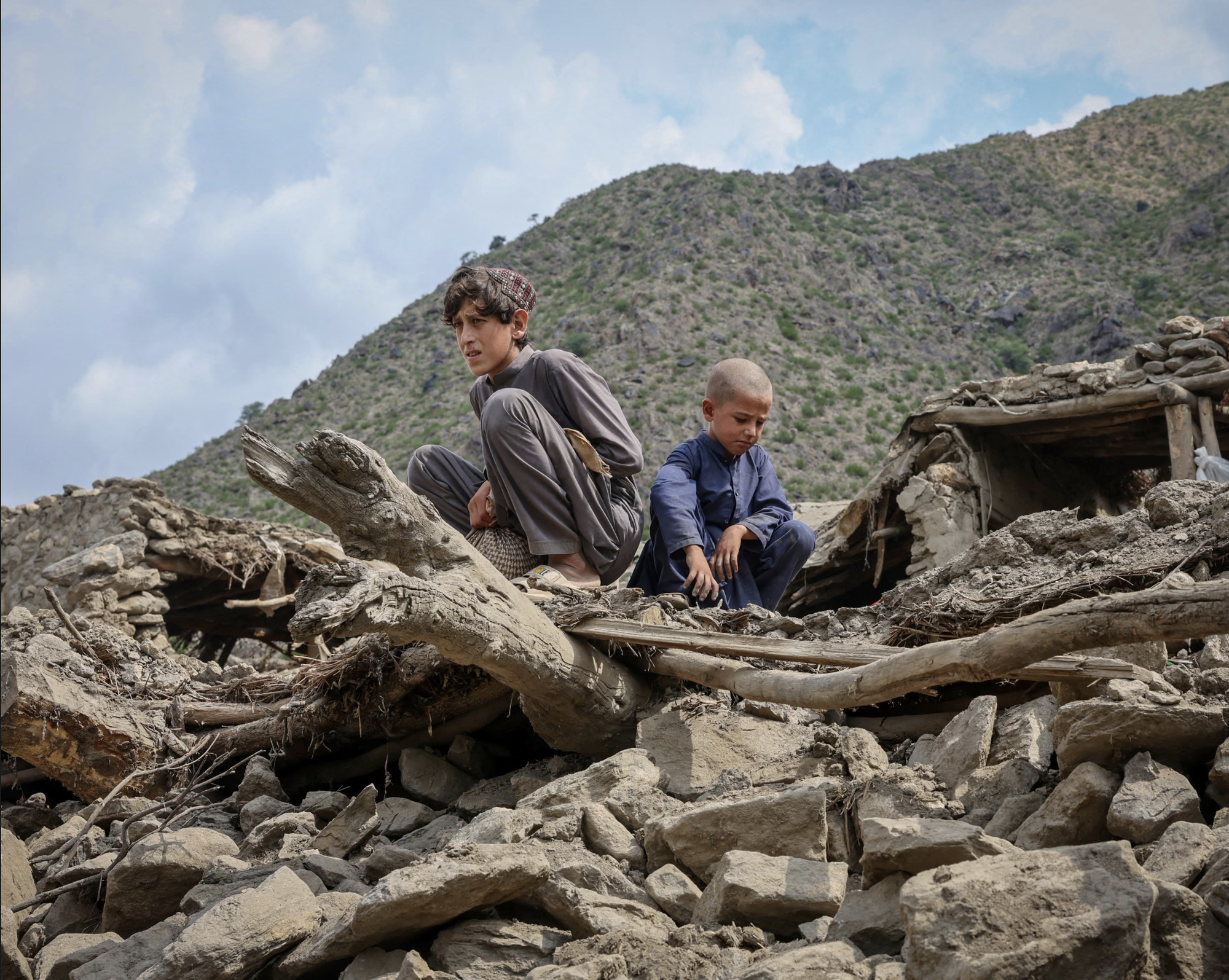 Hơn 2.200 người chết, 3.600 người bị thương: Một quốc gia oằn mình sau thảm hoạ động đất chết chóc nhất trong nhiều thập kỷ, khủng hoảng chồng chất - Ảnh 2