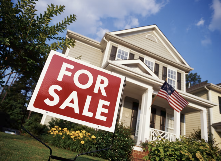 Nghịch lý giấc mơ an cư ở Mỹ: Nhà càng nhỏ, giá càng cao - Ảnh 1