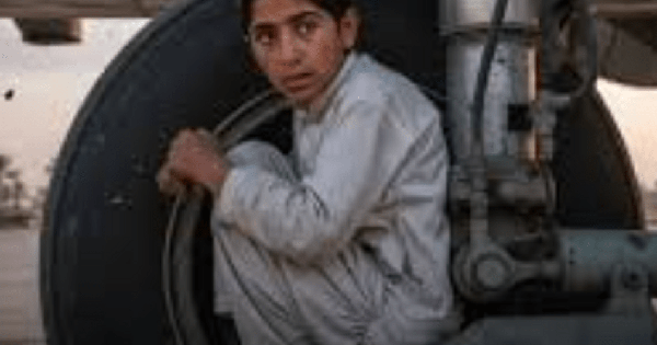 Thiếu niên lén lút bám càng chuyến bay dài 94 phút, tình trạng sau khi hạ cánh khiến nhiều người không dám tin