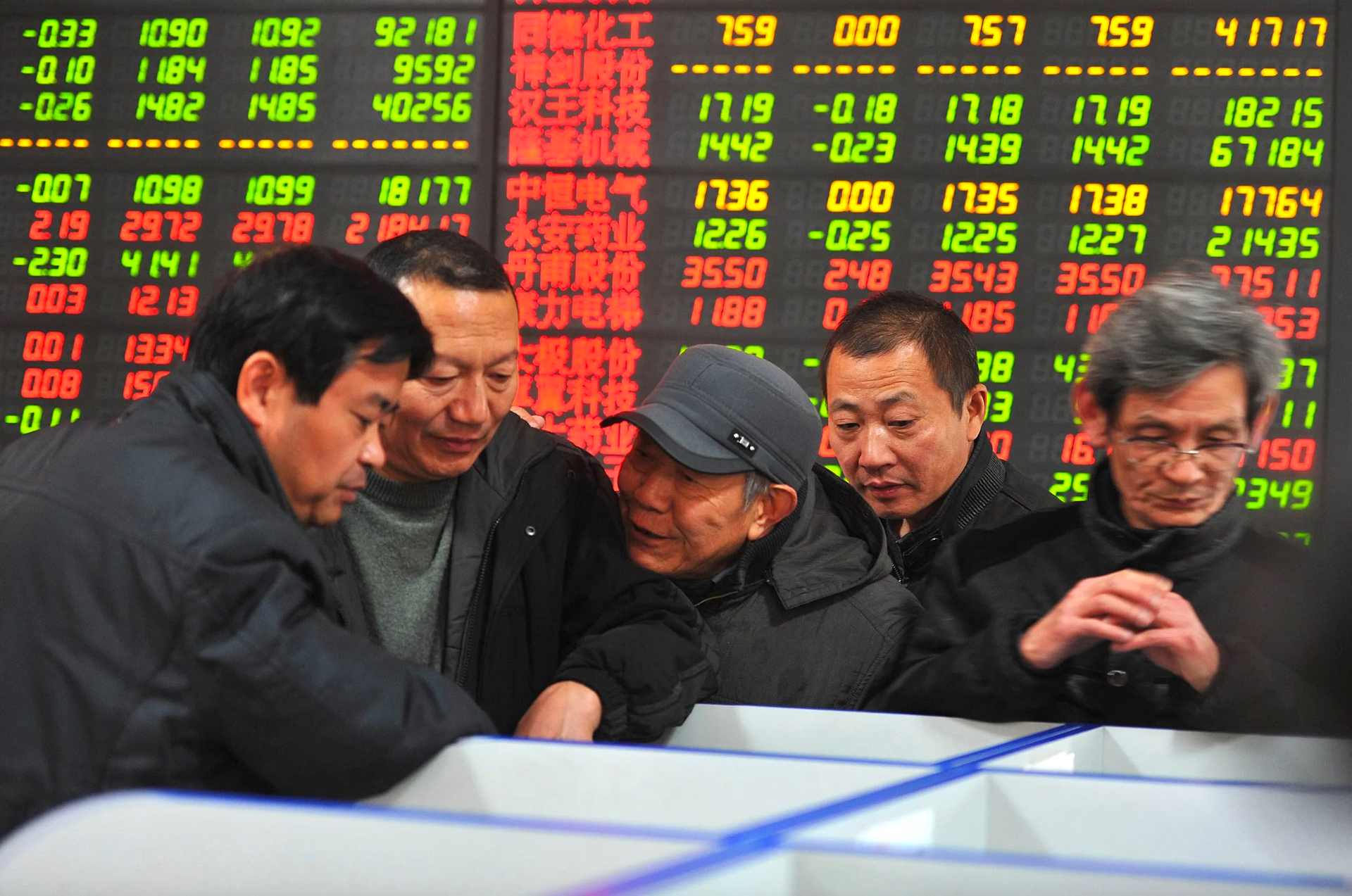 Chỉ vài ngày kiếm bằng cả tháng lương trong khi lãi ngân hàng thấp đến mức “chẳng buồn quan tâm”, chứng khoán trở thành "thỏi nam châm" hút nhà đầu tư ở quốc gia láng giềng Việt Nam - Ảnh 1