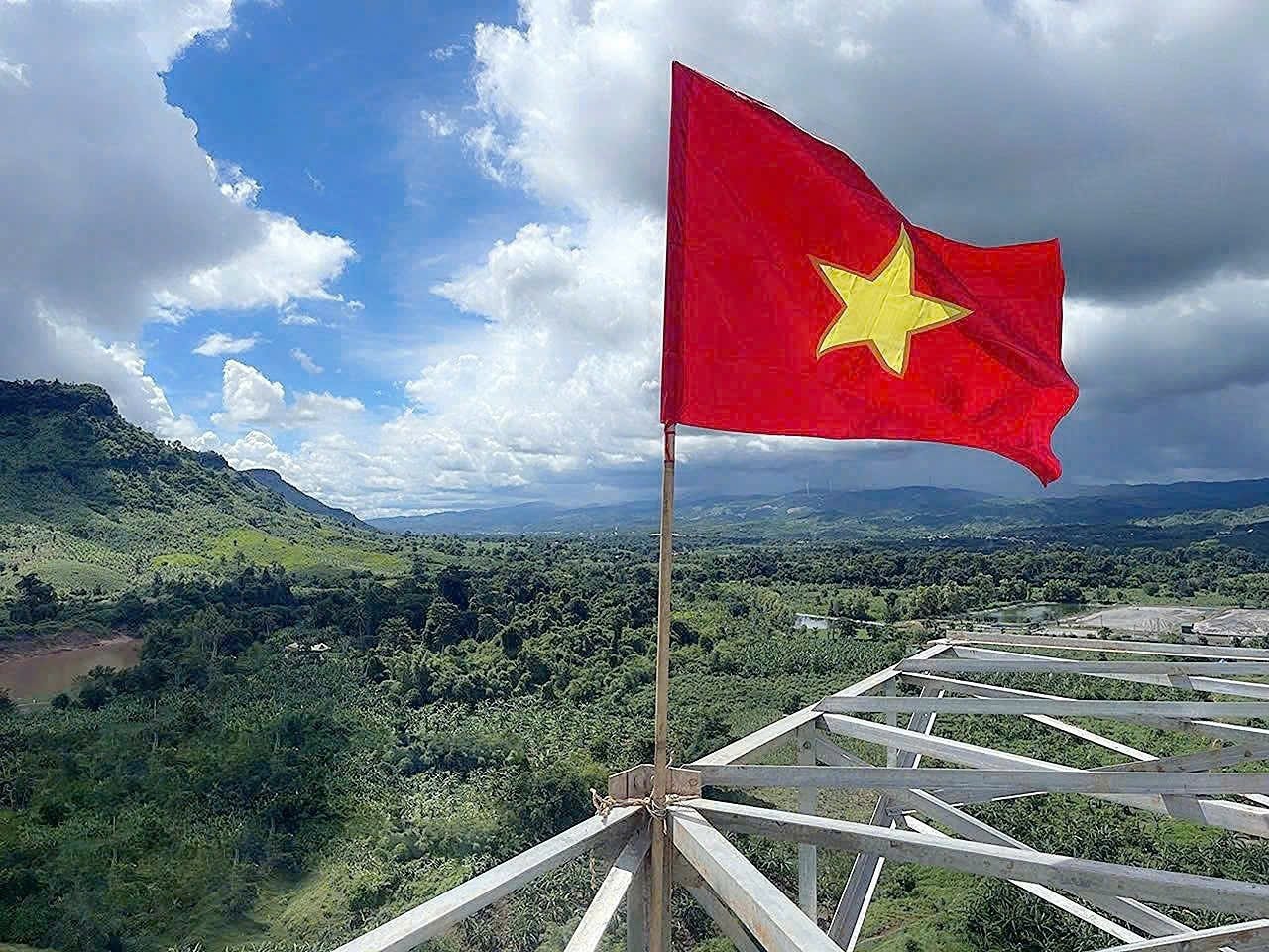 6 tháng thi công thần tốc, T&T Group của Bầu Hiển hoàn thành đường dây truyền tải điện gió Savan 1 từ Lào về Việt Nam trước thềm Đại lễ A80 - Ảnh 1