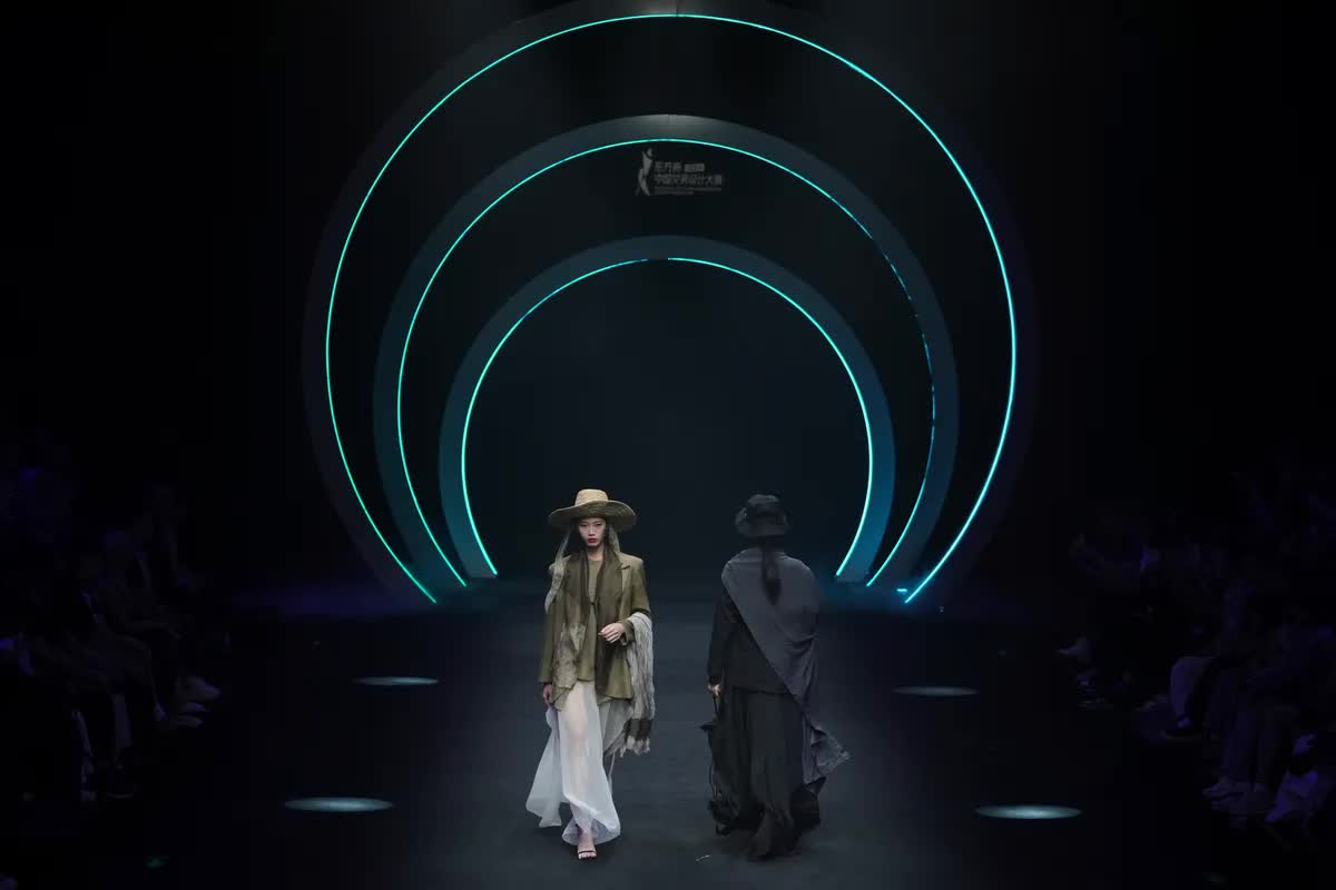 Người dùng thờ ơ, làng thời trang xa xỉ toàn cầu gắng gượng vượt suy thoái - Ảnh 2