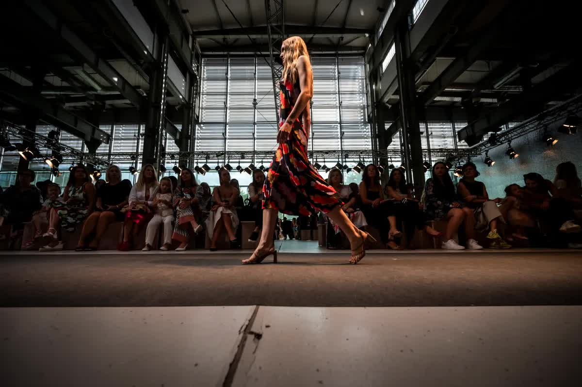 Người dùng thờ ơ, làng thời trang xa xỉ toàn cầu gắng gượng vượt suy thoái - Ảnh 1