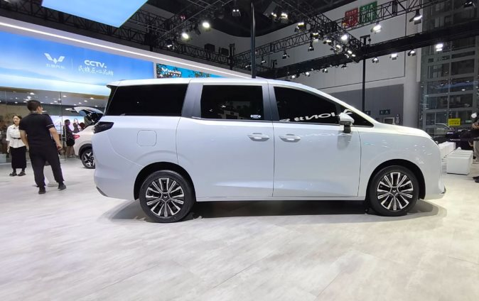 Mẫu MPV siêu rẻ của Wuling nhận đặt cọc quê nhà: Giá khởi điểm chưa đến 400 triệu đồng, 1 lần sạc đi 500 km - Ảnh 1