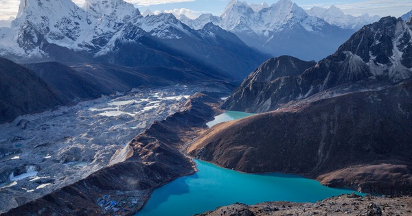 Phát hiện cấu trúc kỳ lạ đang đội dãy Himalaya lên cao