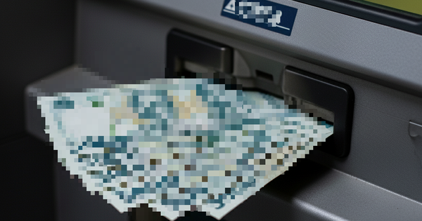 Tìm chủ nhân số tiền lớn chưa kịp lấy ở khe rút tiền cây ATM