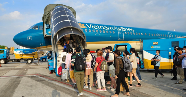 Các hãng hàng không đồng loạt mở bán vé máy bay Tết sớm: Giá cao ngất ngưởng, có chặng hơn 9 triệu đồng vẫn "cháy" vé