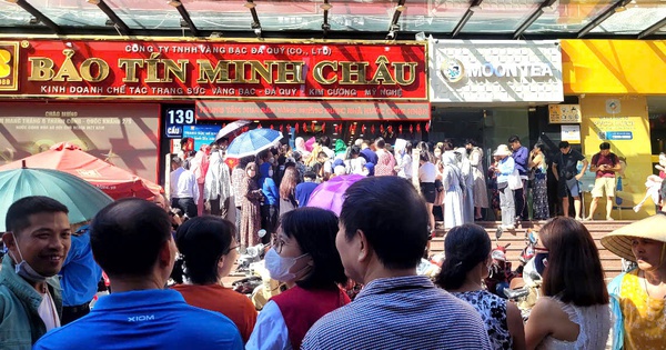Nghẹt thở trước tiệm vàng, hàng trăm người xếp hàng chờ mua khi giá vàng lên đỉnh lịch sử