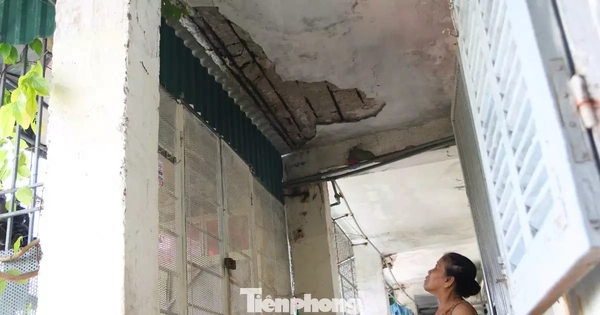 Chung cư xuống cấp, trần rơi lả tả