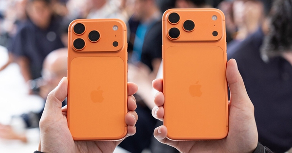 Trên tay iPhone Air siêu mỏng và iPhone 17 Pro Max màu Cam Vũ trụ, có xấu thật không?