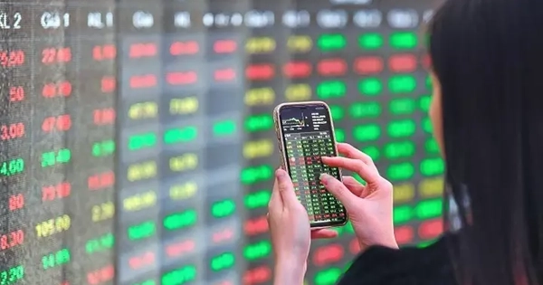 Chứng khoán đảo chiều hơn 50 điểm trong 1 phiên