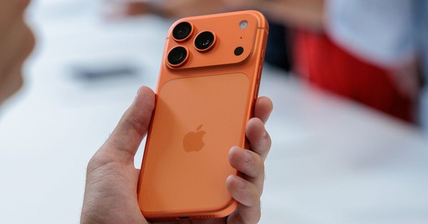 Ai chê thì chê nhưng phải thừa nhận, có một điều chỉ Apple làm được: Mỗi lần iPhone ra mắt là một cơn sốt màu sắc, cả thế giới "phát cuồng"