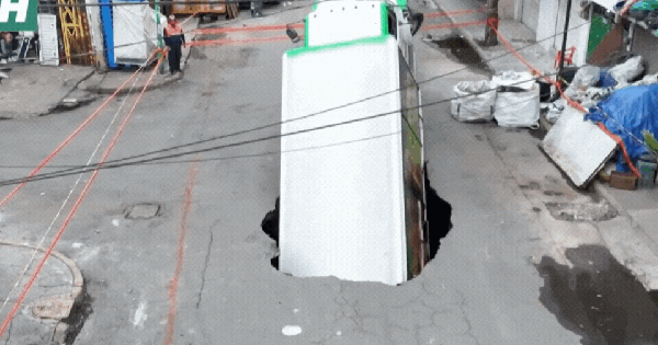 Khoảnh khắc gây sốc: Xe tải chở nước ngọt bất ngờ "biến mất" giữa phố khiến nhiều người hoảng hốt