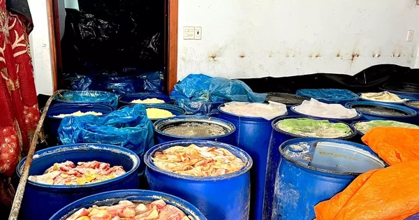 Rùng mình với cơ sở làm lạp xưởng với nguyên liệu bị phân huỷ, hôi thối