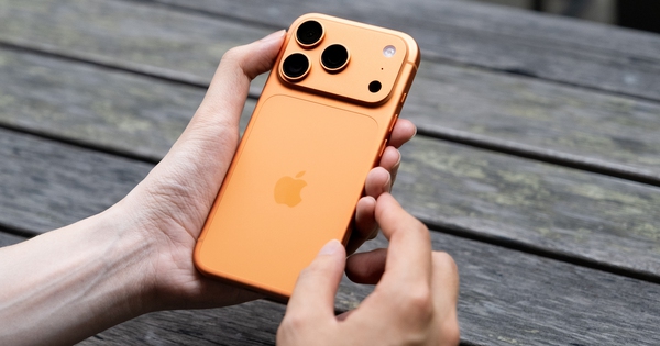 Đây là ảnh thực tế iPhone 17 Pro đang "cháy hàng" tại Việt Nam, phiên bản màu Cam Vũ Trụ đẹp lạ mắt