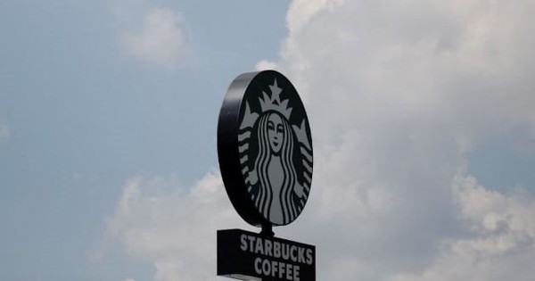 Chưa từng có trong lịch sử Starbucks: 200.000 nhân viên được tái cải tổ bài bản từ câu chào, 4 phút đã pha xong đồ uống, 95% đơn online giao đúng hẹn