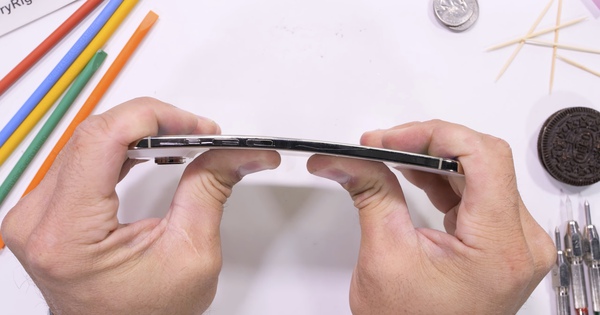 iPhone Air mỏng dính nhưng không thể bẻ gãy, phải dùng máy áp lực gần 100kg mới chịu cong