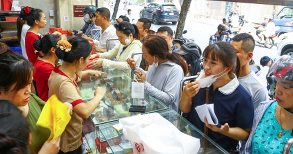 Người dân xếp hàng mua bánh Trung thu truyền thống ở Hà Nội