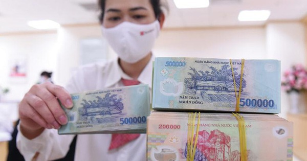 Vì sao tiền gửi người dân, doanh nghiệp tại ngân hàng tăng mạnh dù lãi suất rất thấp?
