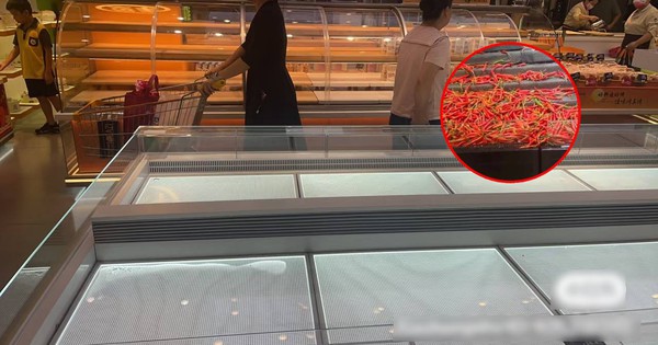 Siêu thị Trung Quốc trước siêu bão Ragasa: Kệ hàng trống trơn nhưng 3 loại rau vẫn "ế chỏng chơ", netizen thắc mắc lý do