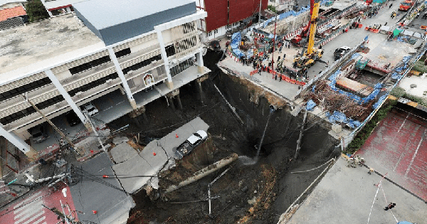 Vụ "hố tử thần" sâu 50m giữa lòng Bangkok: Hơn 50.000 bao cát được dùng để lấp khe hở, hé lộ nguyên nhân ban đầu