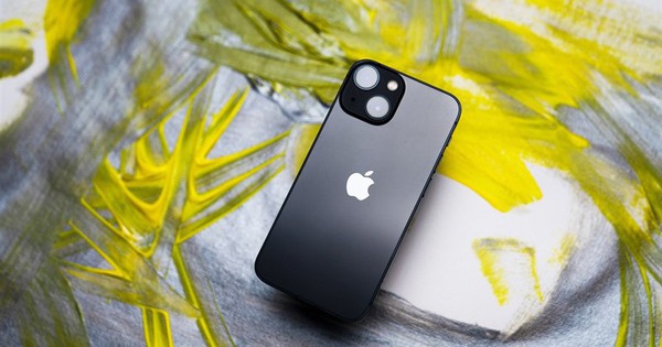 Bất ngờ với giá "xả kho" của hàng trăm chiếc điện thoại iPhone 12, 12 Pro và iPhone 13