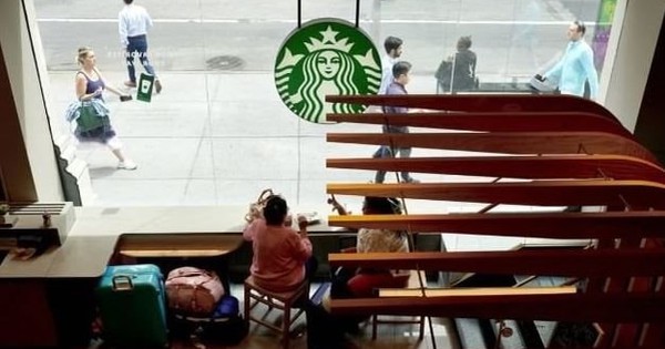 Starbucks tiếp tục sa thải gần 1.000 nhân viên, đóng 400 cửa hàng: Thiệt hại lên tới 1 tỷ USD!