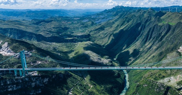 Công nghệ Trung Quốc định hình lại cơ sở hạ tầng thế giới: Xây cầu cao 825 mét ngang tháp Thượng Hải, nặng gấp 3 tháp Eiffel, đi qua ‘vết nứt Trái đất’ trong vài phút