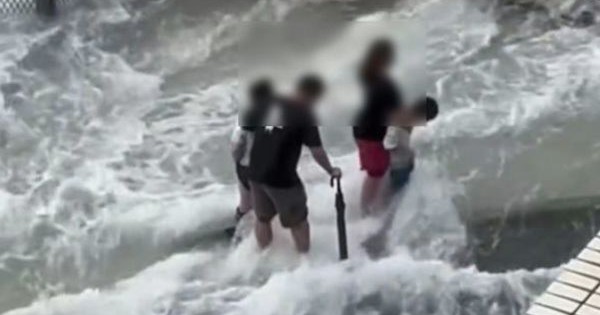 Người cha bị cảnh sát bắt vì đưa con đi ngắm sóng biển giữa siêu bão Ragasa