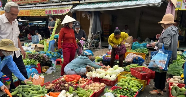Giá rau củ 'tăng cấp' theo mưa bão