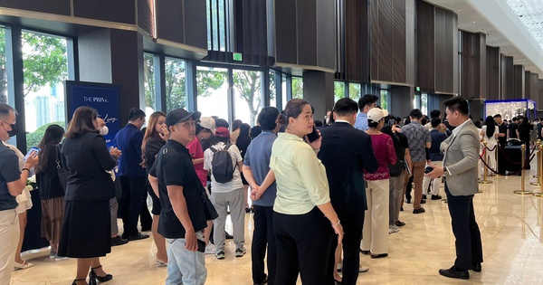 Phía sau những màn giành quyền mua căn hộ