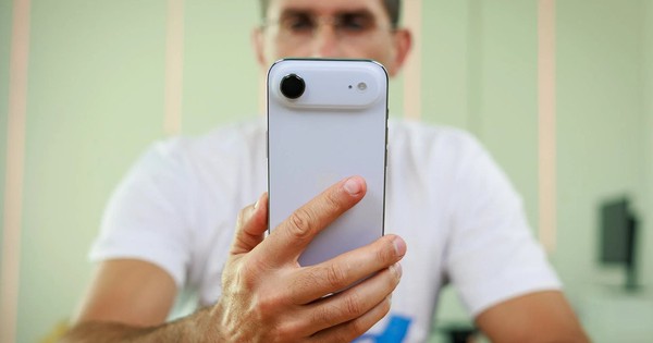 Đánh giá thật lòng về iPhone Air giá 30 triệu: Đẹp đấy, chất đấy, nhưng "bà để bà ngửi chứ bà đừng mua"