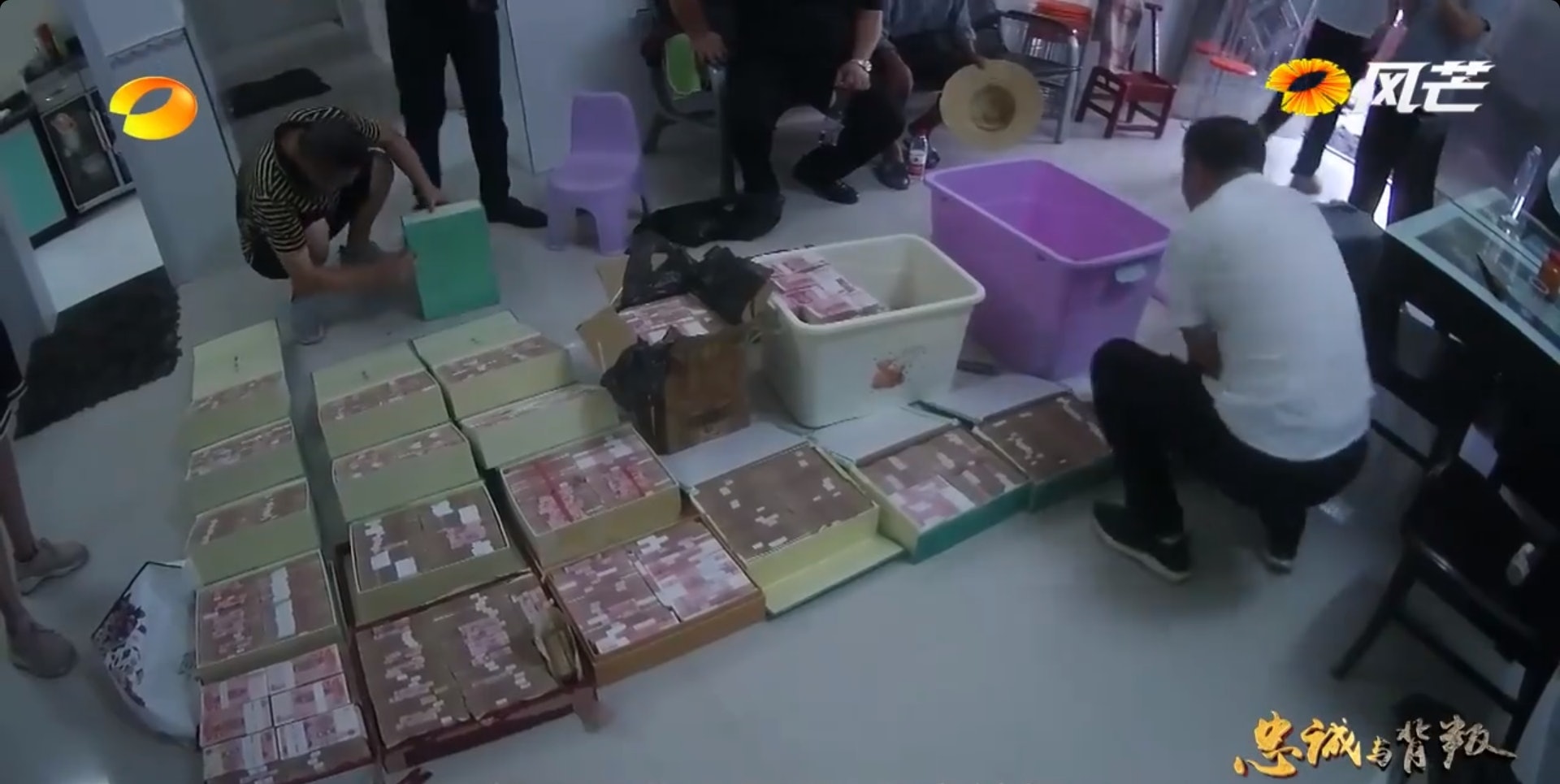 Chấn động Trung Quốc: 5 máy đếm tiền ‘sập nguồn’ vì bức tường tiền trong nhà quan tham - Ảnh 4